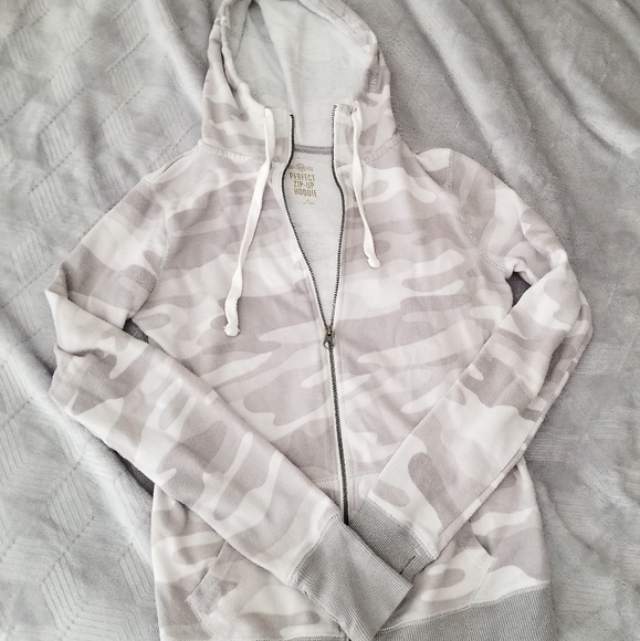 SO Tops - Camo zip up hoodie